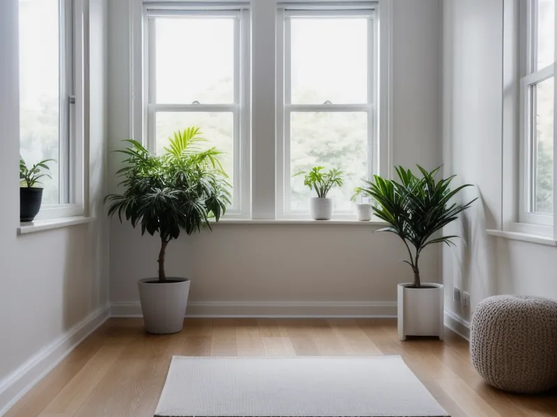 Nahaufnahme einer Hand an einer Fensterscheibe mit verschwommenen Lichtern von Düsseldorf, Sinnbild für die Kreativblockade nach dem Burnout.
