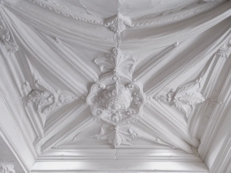 Blick auf ein Stuck-Relief an der Decke einer Düsseldorfer Altbauwohnung